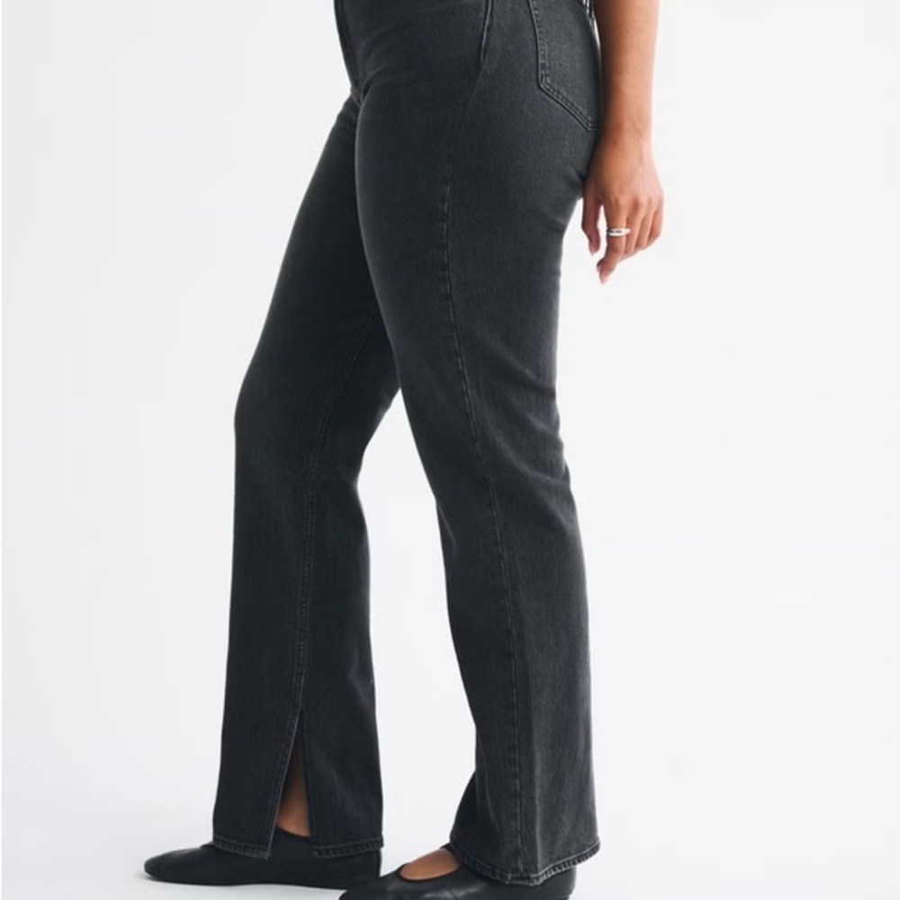 Abercrombie Curve Love Ultra High Rise 90s
Slim Straight Jean